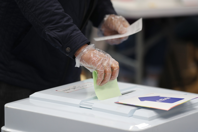 제21대 국회의원선거 투표일인 15일 오전 서울 노원구에 마련된 상계1동 제6투표소에서 한 유권자가 투표하고 있다.  <사진=연합뉴스>