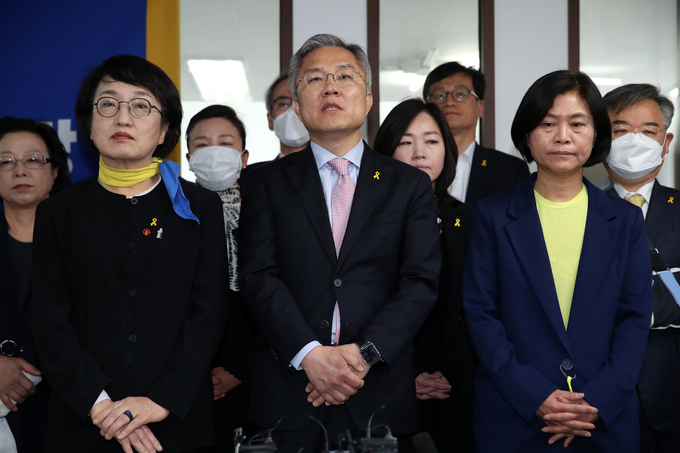 열린민주당이 최강욱 당선자(가운데)를 비상대책위원장으로 추대했다.  <사진=연합뉴스>