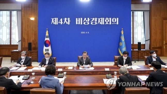 문재인 대통령은 22일 5차 비상경제회의에서 '한국판 뉴딜'로 디지털 일자리 창출을 할 것이라고 밝혔다. (사진/연합)