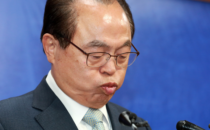 오거돈 부산시장이 23일 부산시청에서 사퇴 기자회견을 하고 있다 <사진=연합뉴스>