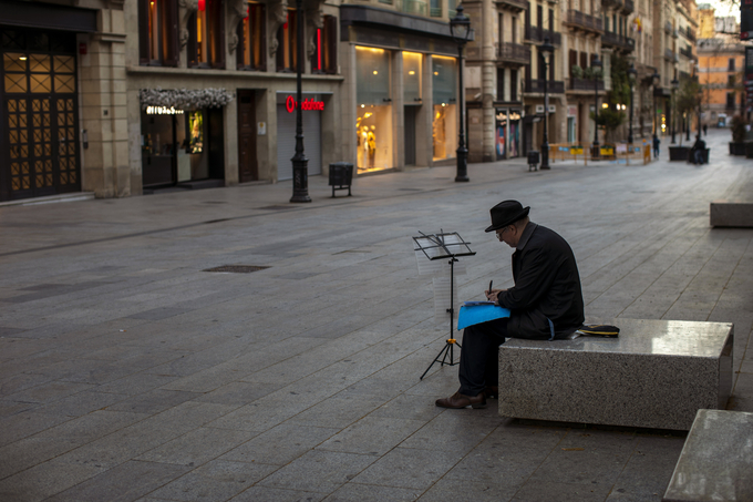 코로나19로 세계 경제가 위축되고 있다. 스페인 바르셀로나 텅 빈 거리에 앉아있는 악사.<사진=연합뉴스>