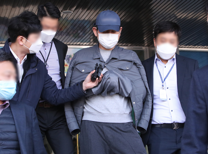 24일 오전 라임 사태 핵심 인물인 김봉현 회장이 수원남부경찰서에서 나오고 있다. <사진=연합뉴스> 