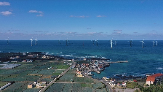 한국전력기술이 역점을 두어 개발한 국내 최대의 해상풍력발전단지인 100MW급 제주한림해상풍력사업의 풍력발전기 기종선정을 완료하고 본격적인 사업추진에 박차를 가하고 있다. <사진=한국전력기술 제공>