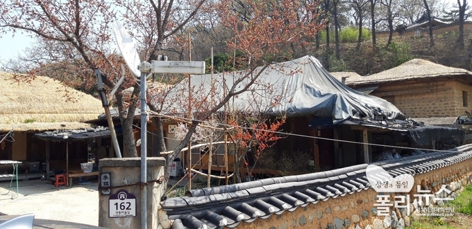 문화재보호법의 규제로 인해 경주 양동마을의 평기와 가옥들이 낡은 지붕을 보수하지 못 한 채 방치되고 있는 모습.< 폴리뉴스 사진>