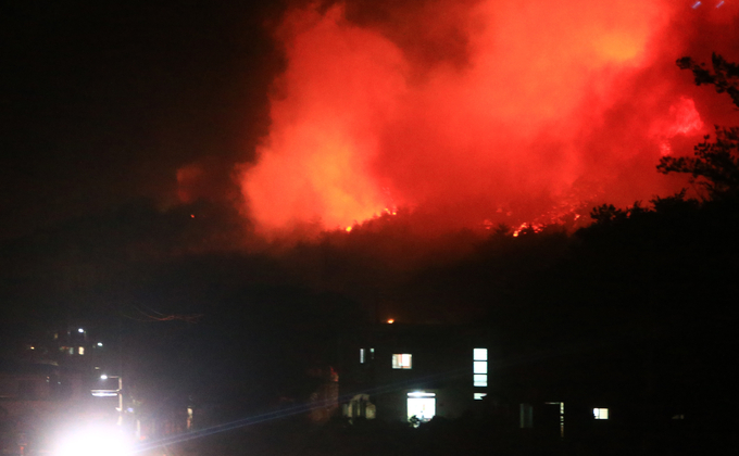 1일 오후 강원 고성군 토성면 도원리의 주택 화재가 산불로 번져 도학초교 야산에서 연기와 불길이 치솟고 있다. <사진=연합뉴스>