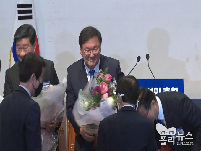 김태년 의원이 원내대표에 당선된 뒤 꽃다발을 받고 있다, <사진=안채혁 기자>