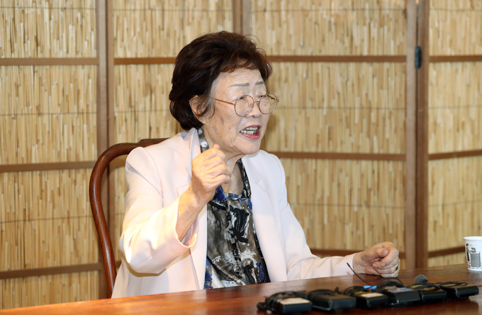 일본군 '위안부' 피해 생존자인 이용수 할머니가 7일 오후 대구시 남구 한 찻집에서 열린 기자회견에서 수요집회를 없애야 한다고 주장하며 관련단체를 비난하고 있다. <사진=연합뉴스>