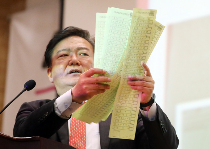 민경욱 미래통합당의원이 지난 11일 부정개표의 증거라며 투표용지를 공개했다. <사진=연합뉴스>