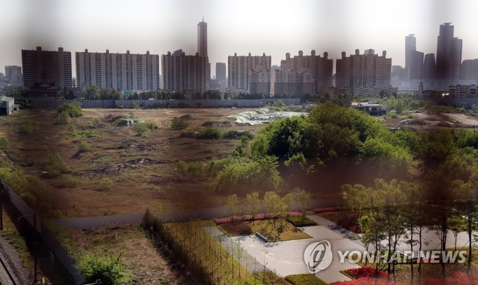 사진은 8천가구의 아파트를 공급하는 방안이 추진되는 서울 중심부인 용산역 정비창 부지. <사진=연합뉴스>