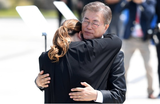 문재인 대통령이 지난 2017년 5.18 민주화운동 기념식에서 1980년 5.18 당시 부친을 잃은 김소형 씨를 포옹해주며 위로했다. [사진-청와대]