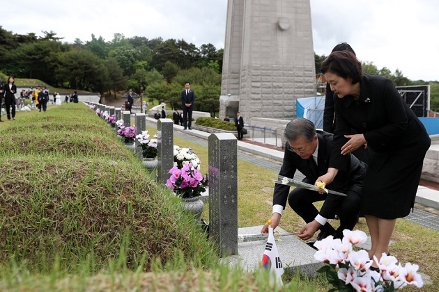 문재인 대통령은 지난 2019년 5월 18일 제39회 5.18광주민주화운동 기념식에 참석해 희생자 묘역을 참배했다.[사진=청와대]