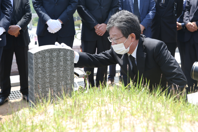 17일 오전 광주 북구 국립 5·18민주묘지에서 미래통합당 유승민 의원이 희생자 묘지를 참배하고 있다. <사진=연합뉴스>