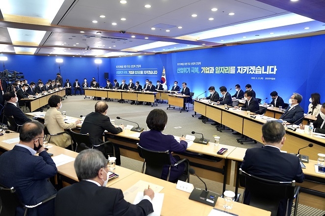 문재인 대통령은 21일 서울 강남구 무역협회에서 열린 '위기 극복을 위한 주요 산업계 간담회'에 참석해 발언하고 있다.[사진=청와대]