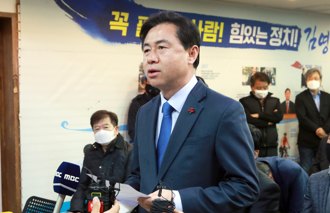 김영춘 의원이 윤미향 당선인의 사퇴를 촉구했다. <사진=연합뉴스>
