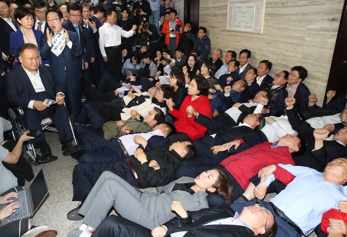 야4당의 패스트트랙 법안 통과를 막기위해 자유한국당 의원들이 농성을 벌이고 있다. <사진=연합뉴스>