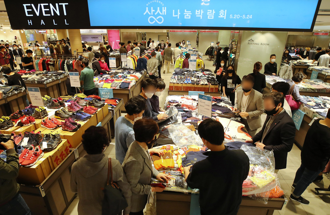 5월 20일 중구 롯데백화점 본점에서 열린 '상생 나눔 박람회'를 찾은 시민들이 상품을 고르고 있다. <사진=연합뉴스>