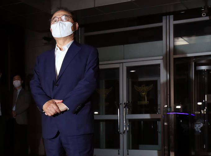 오거돈 전 부산시장이 22일 부산 경찰청에서 소환 조사를 마친 뒤 청사를 나서고 있다. <사진 제공=연합뉴스>