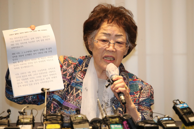 (대구=연합뉴스) 김현태 기자 = 일본군 위안부 피해자 이용수(92) 할머니가 지난 25일 오후 대구 수성구 만촌동 인터불고 호텔에서 기자회견을 하고 있다.