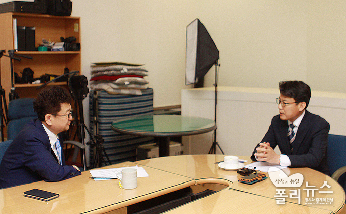 진성준 더불어민주당 전략기획위원장이 김능구 폴리뉴스 대표와의 정국진단 인터뷰를 가졌다. <사진=이은재 기자>