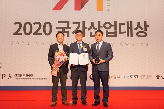 한국가스공사는 지난 28일 '2020 국가산업대상' 시상식에서 '동반성장' 대상을 수상했다. (가운데 김환용 가스공사 상생협력본부장) <사진=한국가스공사 제공>
