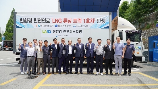 한국가스공사는 5일 노후 경유 트럭을 친환경 LNG 트럭으로 전환하기 위한 관련 고시 개정을 마치고 국내 첫 번째 LNG 튜닝카 검사를 수행했다. <사진=한국가스공사 제공>