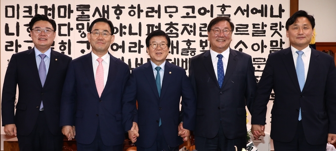 박병석 국회의장이 여야간 협상 테이블을 주재해 원만한 협상을 당부했지만 양당은 합의에 이르지 못했다. <사진=연합뉴스>