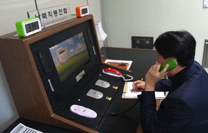 통일부 직원이 북한과의 핫라인 연결을 시도 하고 있다. <사진=연합뉴스>