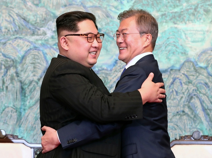 2018년 4월 27일 판문점 선언에 서명한 뒤 포옹하고 있는 문재인 대통령과 김정은 국무위원장 <사진=연합뉴스>