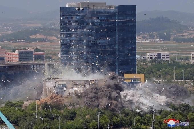 조선중앙통신은 17일 개성 남북공동연락사무소 폭파 순간을 촬영한 사진을 보도했다.  [사진=연합뉴스]