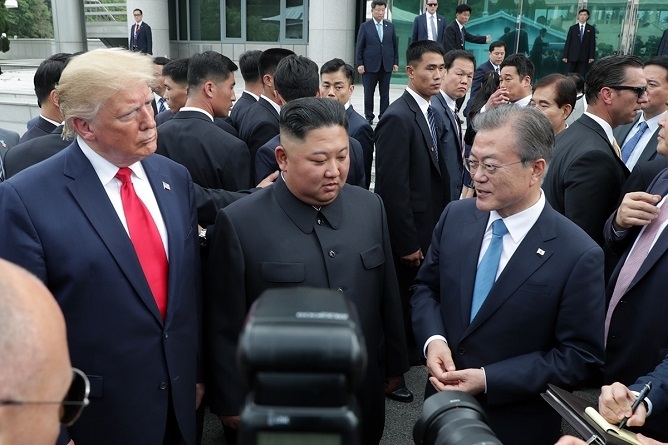 문재인 대통령과 도널드 트럼프 대통령, 김정은 북한 국무위원장이 지난해 6월 30일 판문점에서 만났다.[사진=청와대]