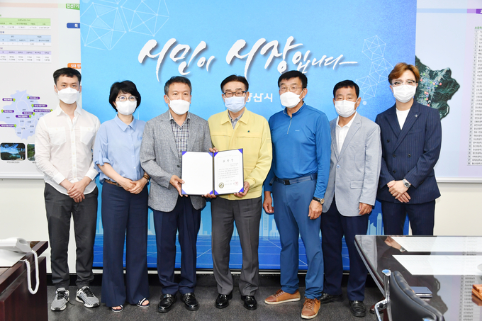김일권 (가운데) 양산시장이 관내 기업대표들과 자원봉사 단체에 표창장을 수여하고 있다.<제공=양산시>