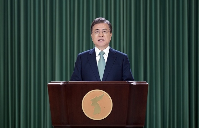 문재인 대통령은 6월 15일 6.15남북정상공동선언 20주년 기념식을 맞은 영상축사에서 김정은 북한 국무위원장에게 정상 간의 합의를 지켜야 한다고 촉구했다.[사진=청와대]
