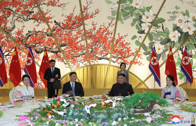 김정은 북한 국무위원장이 지난해 6월 20일 평양을 처음 방문한 시진핑 중국 국가주석과 만찬을 함께하고 있다.[사진=연합뉴스, 조선중앙통신]  
