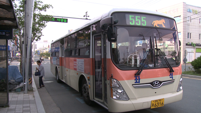 영천시의 시내버스 노선개편으로 오는 7월 1일부터 임고서원까지 연장 운행될 대구노선 555번 버스 모습 <사진제공=영천시>