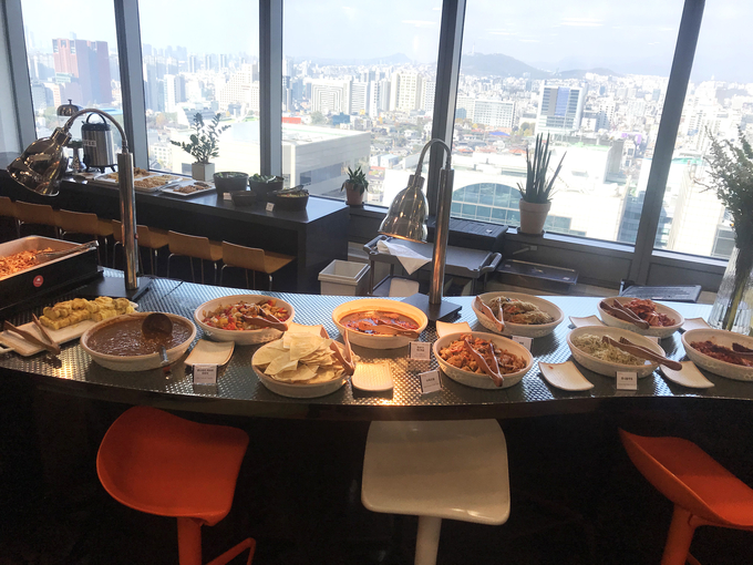 '푸딩'은 강남의 80여개 음식점과 협약을 맺고 이들의 메뉴를 기업에 제공한다. 호텔 뷔페, 비건식, 한식, 양식 등 다양하다. <사진=열두달 제공>