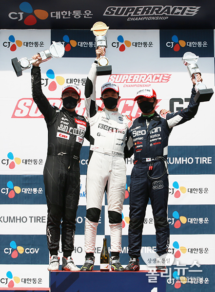 GT1 클래스 결승에서 우승을 차지한 박성현(가운데),강진성(왼쪽),정원형이 포티움에서 우승 세레모니를 하고 있다.