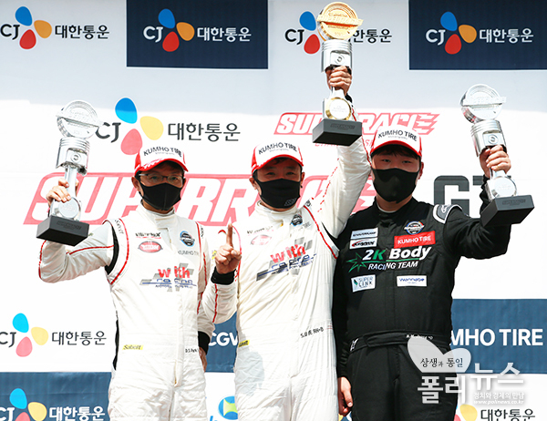 GT2 클래스에 우승을 차지한 제성욱 우승(가운데) 박동섭 정병민이 각각 2, 3위에 올랐다.