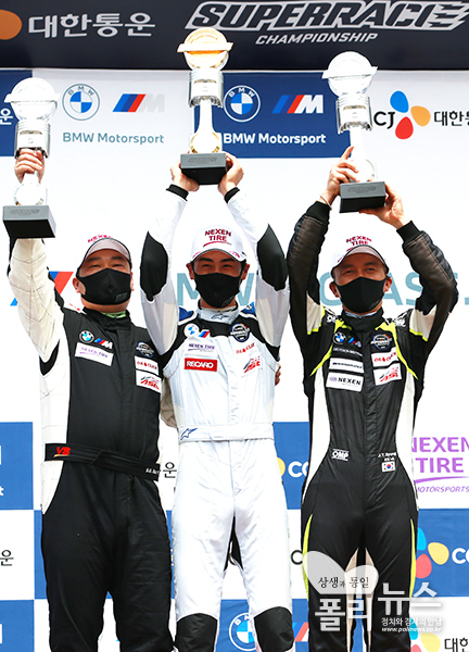 BMW M 클래스 결승 1위 홍찬호(가운데), 2위한상규(왼쪽), 3위 형진태