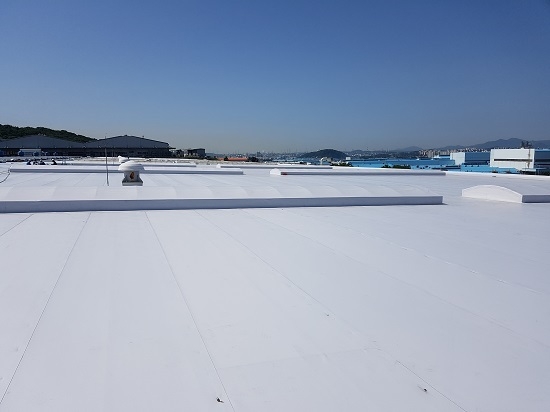대형 물류센터 지붕에 현대L&C TPO 방수시트가 시공완료된 모습 <사진=현대백화점그룹 제공>
