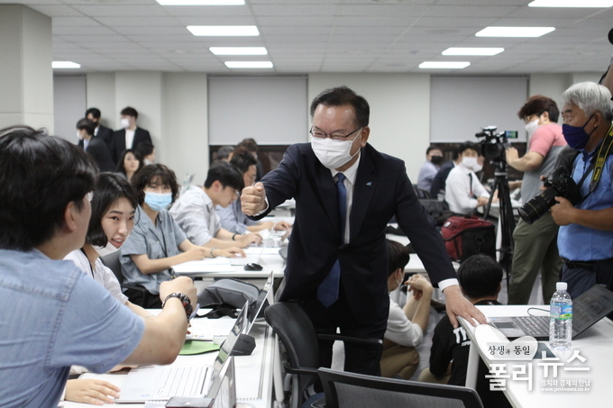 김부겸 전 의원이 기자들과 주먹인사를 나누고 있다. <사진=이은재 기자>