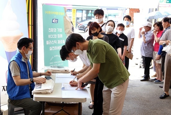 통인시장을 방문한 시민들이 KCC의 환경 캠페인에 동참해 에코백을 받아가고 있다. <사진=KCC 제공>