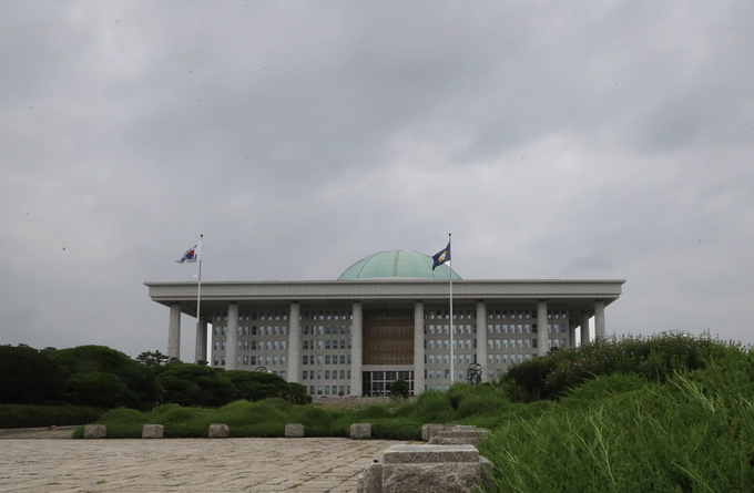 19일 오후, 여야간의 갈등의 전조등과 같이 국회 의사당 위로 먹구름이 지나고 있다<사진=연합뉴스>