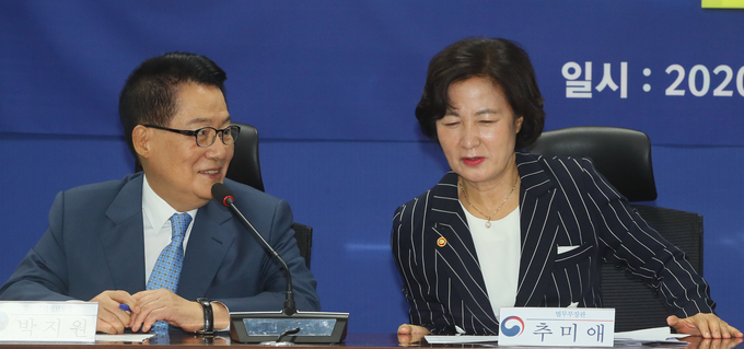 박지원 국정원장과 추미애 법무부장관이 이야기를 나누고 있다. <사진=연합뉴스>