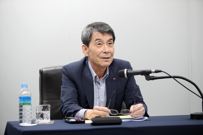 이동걸 산업은행 회장은 3일 온라인 기자간담회에서 아시아나항공 인수 문제와 관련한 입장을 밝혔다. <사진=연합뉴스>