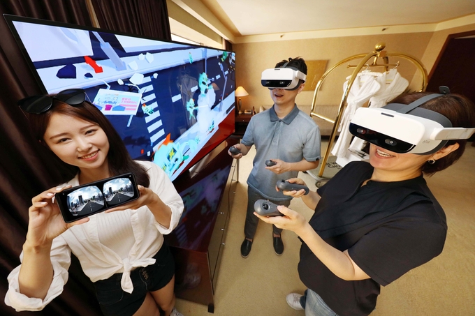 LG유플러스 직원들이 클라우드 VR 서비스를 체험하는 모습 <사진=LG유플러스 제공>
