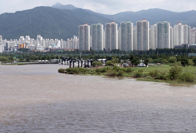 11일 부산 북구 화명생태공원 일부가 최근 내린 폭우로 여전히 물에 잠겨 있다. <사진=연합뉴스>