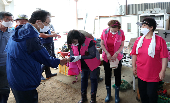 이해찬 더불어민주당 대표가 13일 강원 철원군 동송읍 이길리를 방문해 자원봉사자들을 격려하고 있다. <사진=연합뉴스>