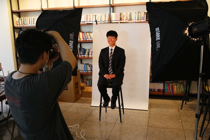 한국장학재단은 북카페에서 청년 취업용 사진을 무료로 촬영해주고 있다. <사진제공=한국장학재단>