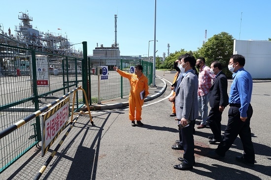 한국석유공사는 14일 울산 에너지 산학관 인사들을 공사 산업현장에 초청하여 현장 소통하는 시간을 가졌다. <사진=한국석유공사 제공>