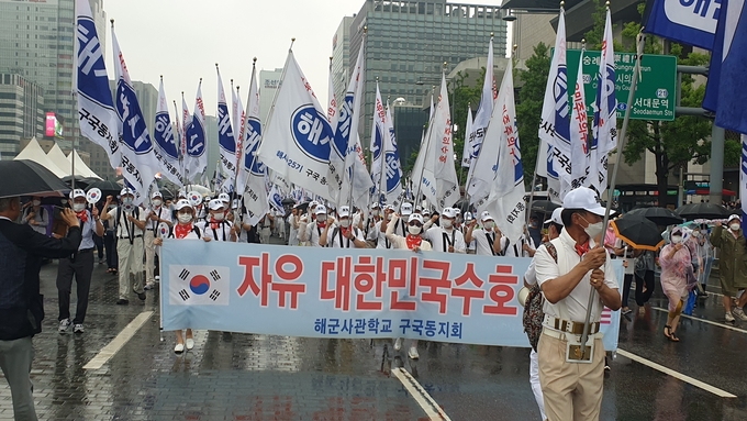 한 보수단체가 15일 광화문에서 열린 '8.15 국민대회'가 끝난 후 청와대로  행진하고 있다. <사진= 원단희 기자> 